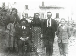 Ritratto di famiglia in abiti tradizionali (1910)